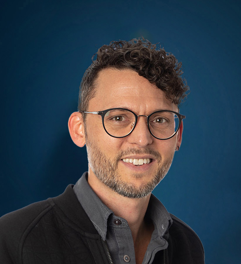 Bruno Rindisbacher Portrait vor blauem Hintergrund